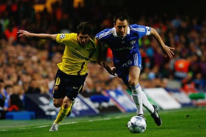A los manotazos por la cancha en un Barcelona vs. Chelsea, Messi y el capitán John Terry, polémico emblema inglés