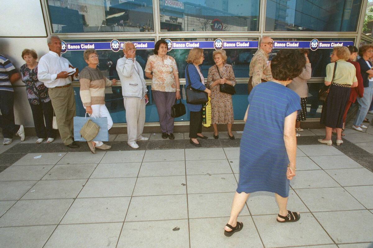 A los mayores les gusta hacer cola para sociabilizar