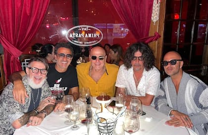 "A los músicos les gusta hacer sobremesa hasta la madrugada".