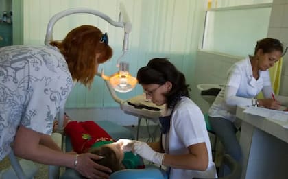 A los niños que viajaban a Cuba se les daba atención médica