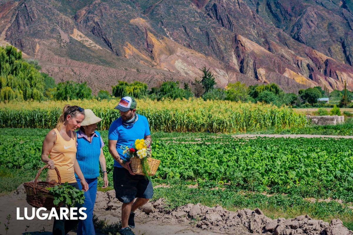 El pueblo se levanta justo al pie de los cerros de colores