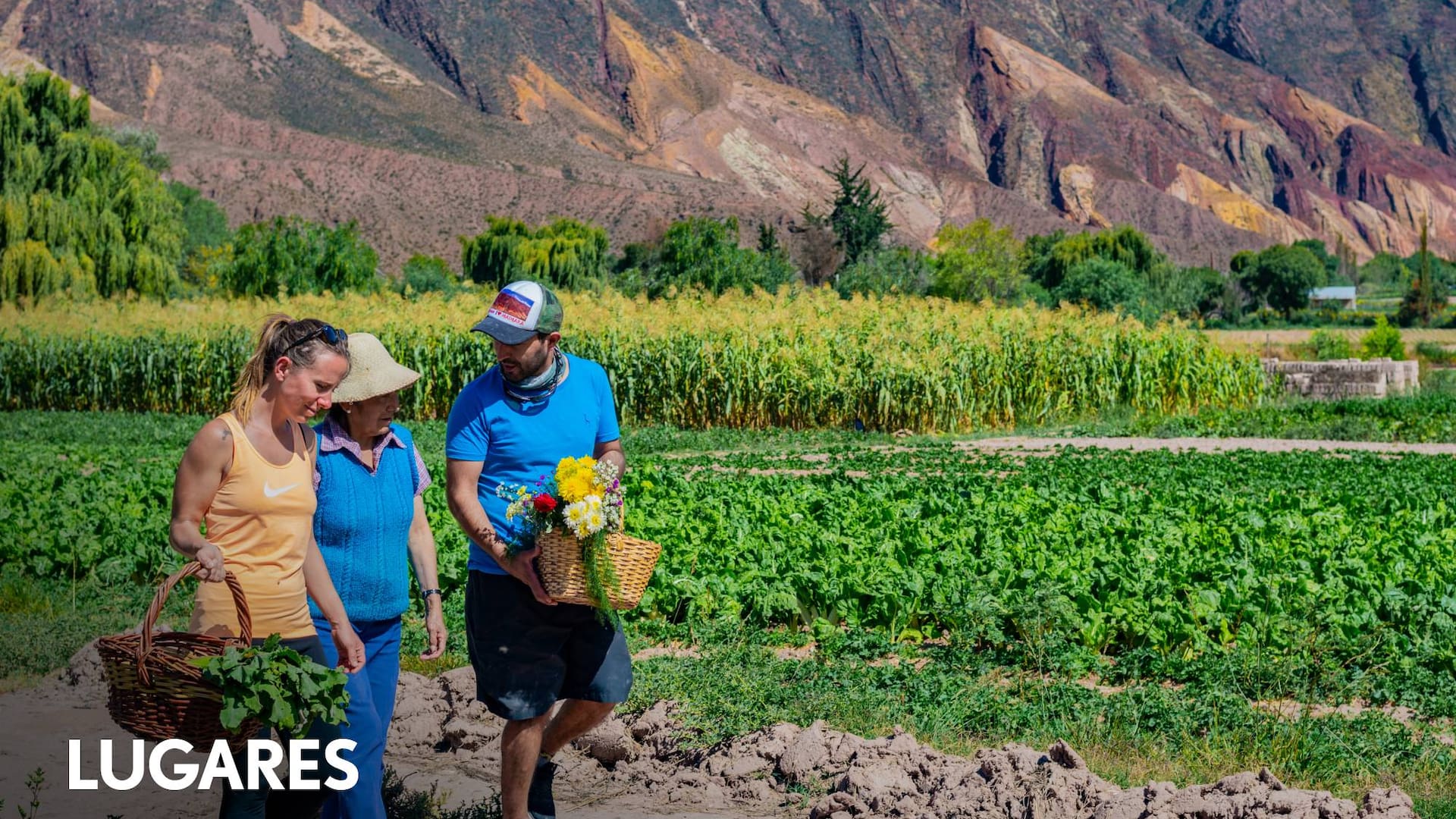 El pueblo se levanta justo al pie de los cerros de colores