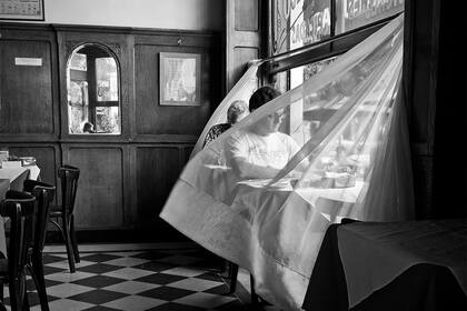 A los porteños el blanco y negro les sienta bien en la muestra de Claudio Larrea en el Centro Cultural Rojas