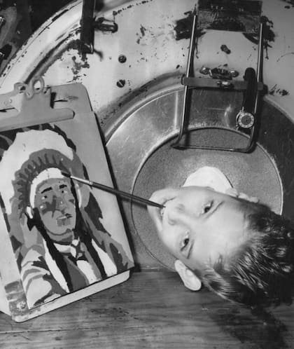 A los seis años sufrió de polio, lo que lo dejó paralizado del cuello para abajo