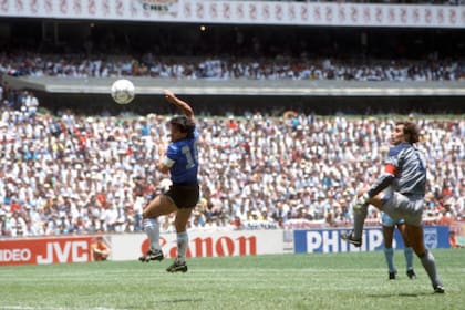A los seis minutos del segundo tiempo, Maradona marcó el primer gol para la Argentina en el partido de cuartos de final disputado contra Inglaterra