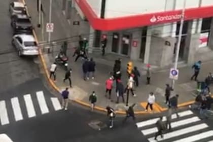 A los tiros: la batalla entre barras quedó registrado por vecinos de Avellaneda