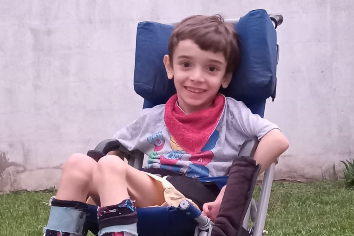 A los tres meses Valentino comenzó con las terapias: kinesiología y fonoaudiología. Era muy importante que tuviera una estimulación temprana,
acompañado de interconsultas con neurología y pediatría, entre otras especialidades médicas.