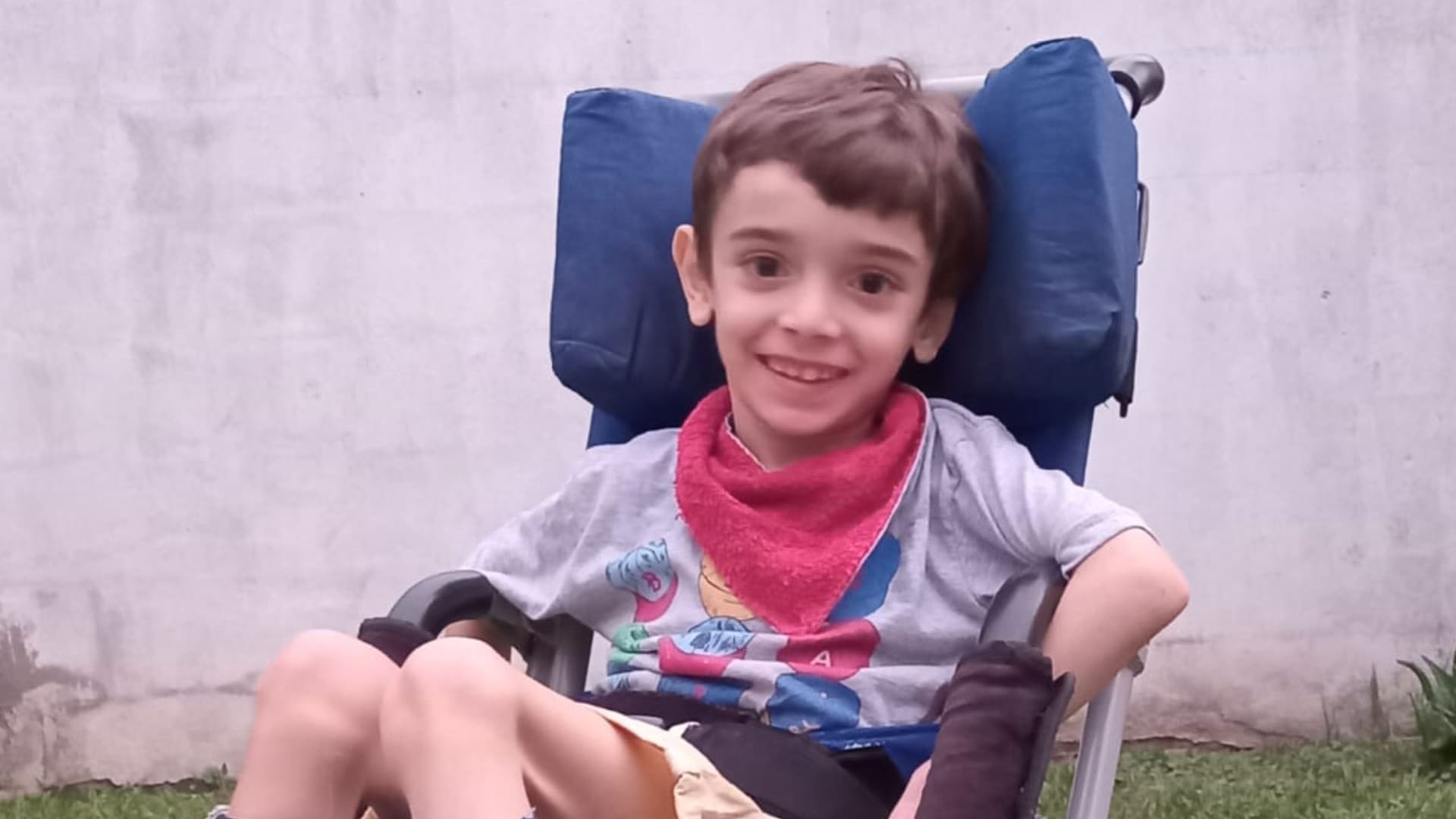 A los tres meses Valentino comenzó con las terapias: kinesiología y fonoaudiología. Era muy importante que tuviera una estimulación temprana,
acompañado de interconsultas con neurología y pediatría, entre otras especialidades médicas.