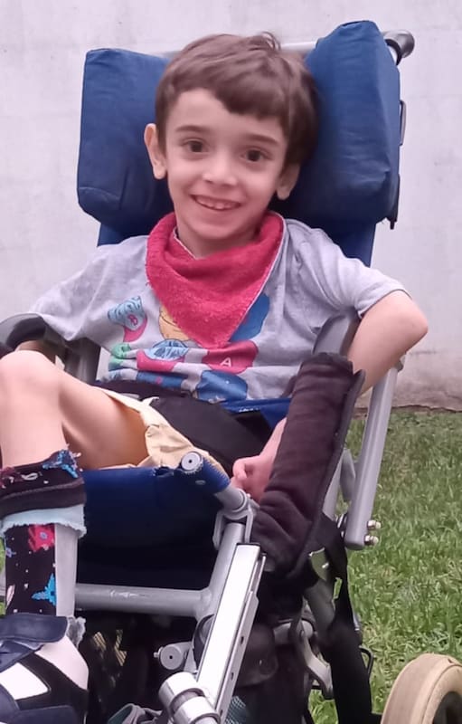 A los tres meses Valentino comenzó con las terapias: kinesiología y fonoaudiología. Era muy importante que tuviera una estimulación temprana,
acompañado de interconsultas con neurología y pediatría, entre otras especialidades médicas.