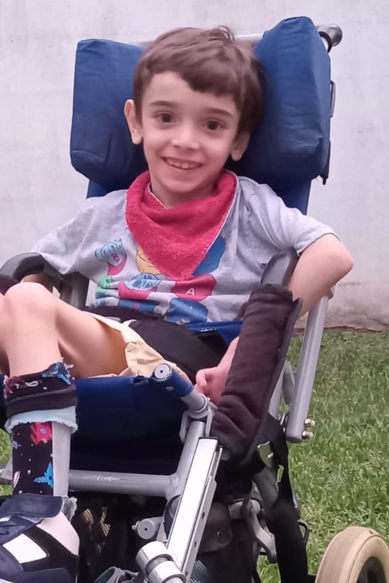 A los tres meses Valentino comenzó con las terapias: kinesiología y fonoaudiología. Era muy importante que tuviera una estimulación temprana,
acompañado de interconsultas con neurología y pediatría, entre otras especialidades médicas.