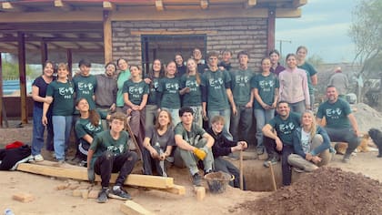 A los viajes, se suman alumnos y varios adultos, entre madres, una médica, una arquitecta, y docentes y directivos del colegio