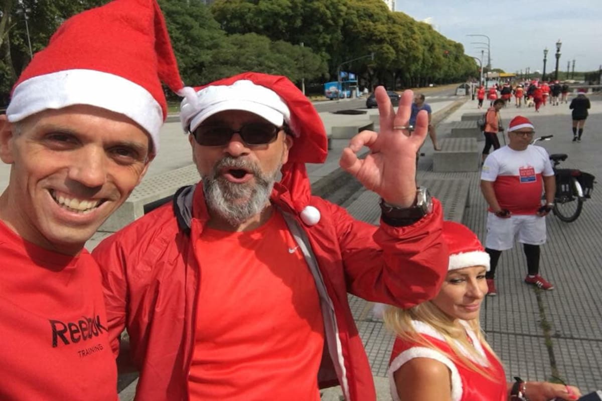A Luis Dalle De Nogare (56) lo conocen en la comunidad del running como Daddy Noel Runner por su labor solidaria durante las fiestas.