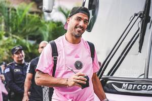 A Luis Suárez le festejaron el cumpleaños en el avión y un detalle en la torta llamó la atención de todos