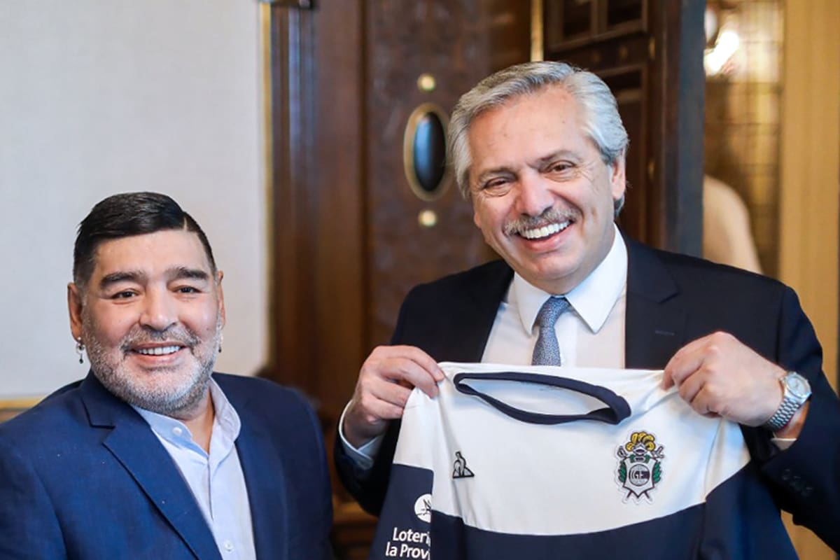 "A Maradona le ponías 10 escobas y hacía ganar al equipo", sostiene Alberto Fernández