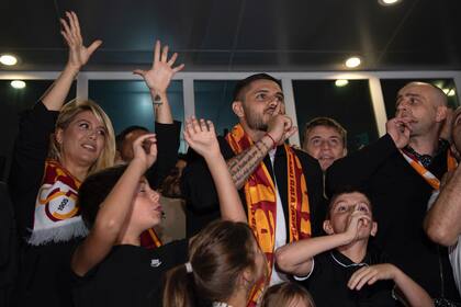 A Mauro Icardi lo esperaron en el aeropuerto los fanáticos de Galatasaray, el club que se sumará a préstamo por un año