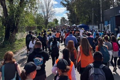 A media tarde, el sol acompañó a los peregrinos que habían salido bajo la lluvia desde Liniers hacia Luján