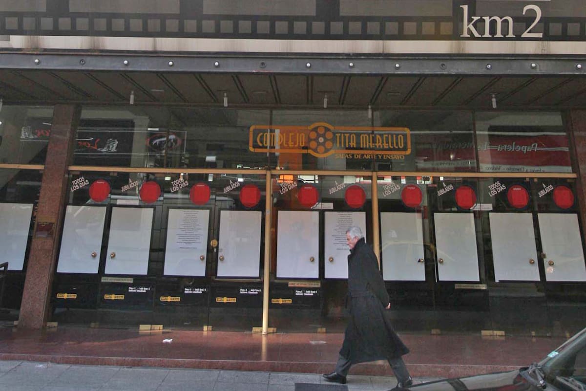 A mediados de la década del 90 y a partir de un convenio con el Instituto Nacional de Cine y Artes Audiovisuales (Incaa) se convirtió en la primera sala de cine respaldada y programada por el organismo oficial.