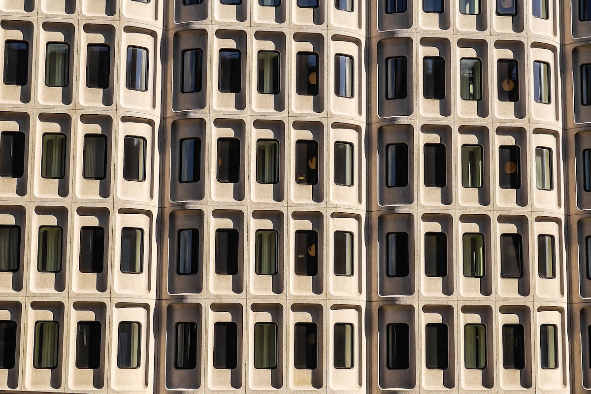A mediados del siglo XX, la ética predominó sobre la estética y dio origen a esta corriente arquitectónica. Ahora Londres reimagina sus iconos.