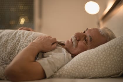 A medida que envejece, la producción nocturna de melatonina disminuye gradualmente