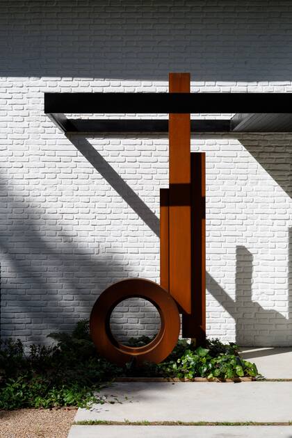 “A medida que fuimos despojando la fachada de la casa, haciéndola más minimalista, empezó a aparecer un estilo que no esperábamos, una onda japonesa que nos guió durante todo el proceso”, contaron las arquitectas Amy Martelli y Andrea Real, a cargo de la reforma.