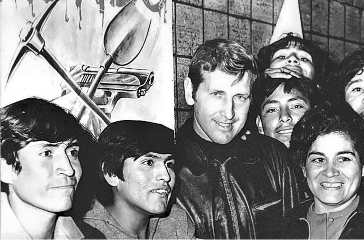 A medio siglo del asesinato de Carlos Mugica, protagonista central de la convulsión social y política de los años 70, Reato afirma que el cura villero “sigue siendo un personaje tan moderno, seductor y polémico como lo fue en la época en la que le tocó vivir y morir”