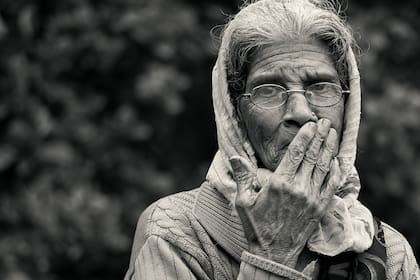 A menos que los procesos de envejecimiento biológico puedan ralentizarse la humanidad ha llegado a un techo de cristal en torno a la posibilidad de extender la vida. Créditos: Canva