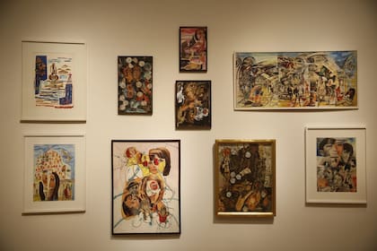 A menudo cuesta distinguir qué obra es de quién. Por ejemplo, en los collages realizados durante sus numerosas travesías a Europa, con recortes de revistas y tapas de botellas de leche