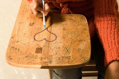 A menudo, el primer amor ocurre en la adolescencia, el momento en el que los recuerdos se fijan con más fuerza