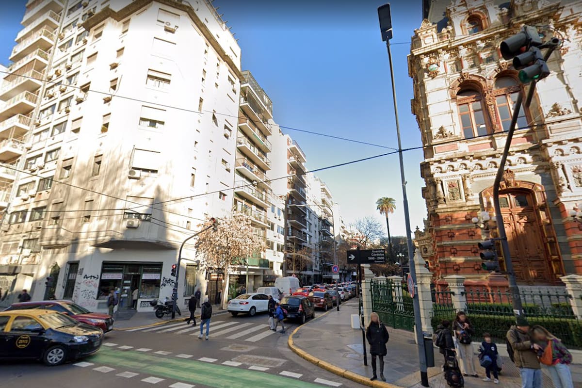 A metros de la avenida Córdoba: una anciana murió tras pisar un pozo en la vereda y caer al piso