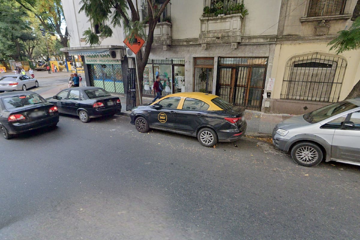 A metros de la esquina de Fray Cayetano Rodríguez al 100, muy cerca de la plaza Pueyrredón, en el corazón del barrio porteño de Flores, funcionaba un prostíbulo que, según dos policías, era "una casa de familia"