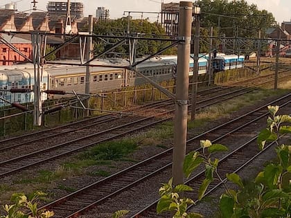 A metros de la estación Remedios de Escalada del Ferrocarril Roca están los galpones donde descansa El Marplatense. A un costado, dos vagones con los colores similares al famoso tren de lujo