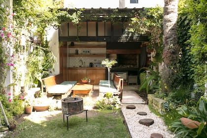 A metros del mar, tiene diez habitaciones y un simpático jardín con parrilla.