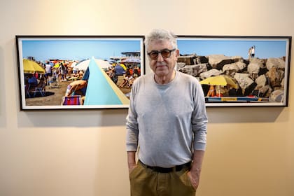 "A mí me gusta el presente", dice Alberto Goldenstein junto a las fotografías de Mar del Plata tomadas este año