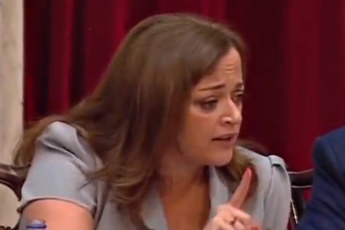 "A mí no eh...", Le indica a un legislador, dedo en alto, la presidenta de Diputados, Cecilia Moreau, en medio de la batahola de gritos por el discurso del Presidente en la Asamblea Legislativa