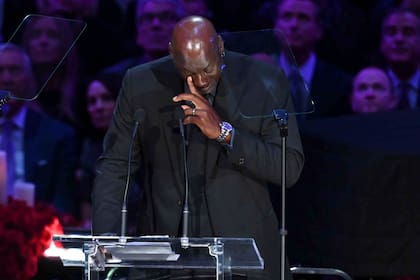 A Michael Jordan, ídolo de juventud de Kobe, se le fueron unas lágrimas cuando habló en público de aquél a quien muchos señalaron como su sucesor.