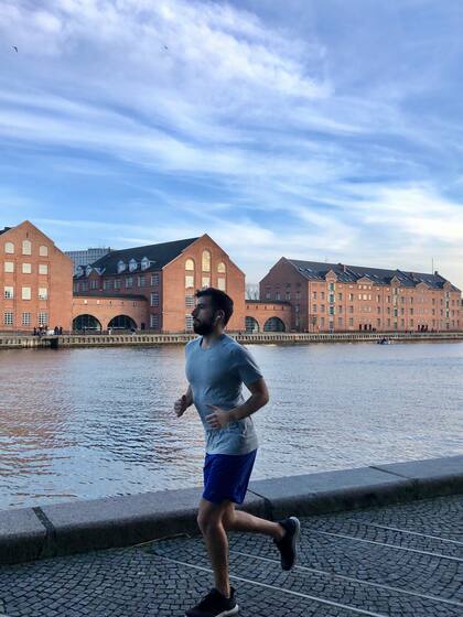 A Michel le gusta salir a correr por la ciudad.