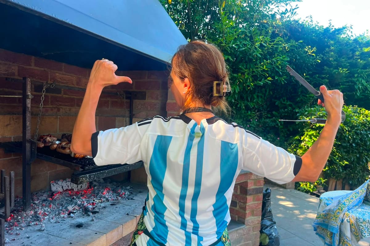 A miles de kilómetros de Buenos Aires, los argentinos vuelven a sentirse protagonistas de un partido con fuerte carga simbólica