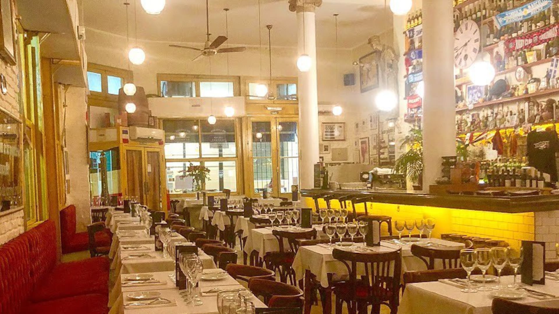A minutos de abrir, el salón listo para recibir a los comensales