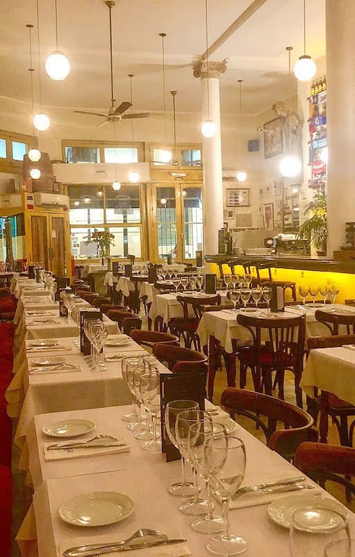A minutos de abrir, el salón listo para recibir a los comensales