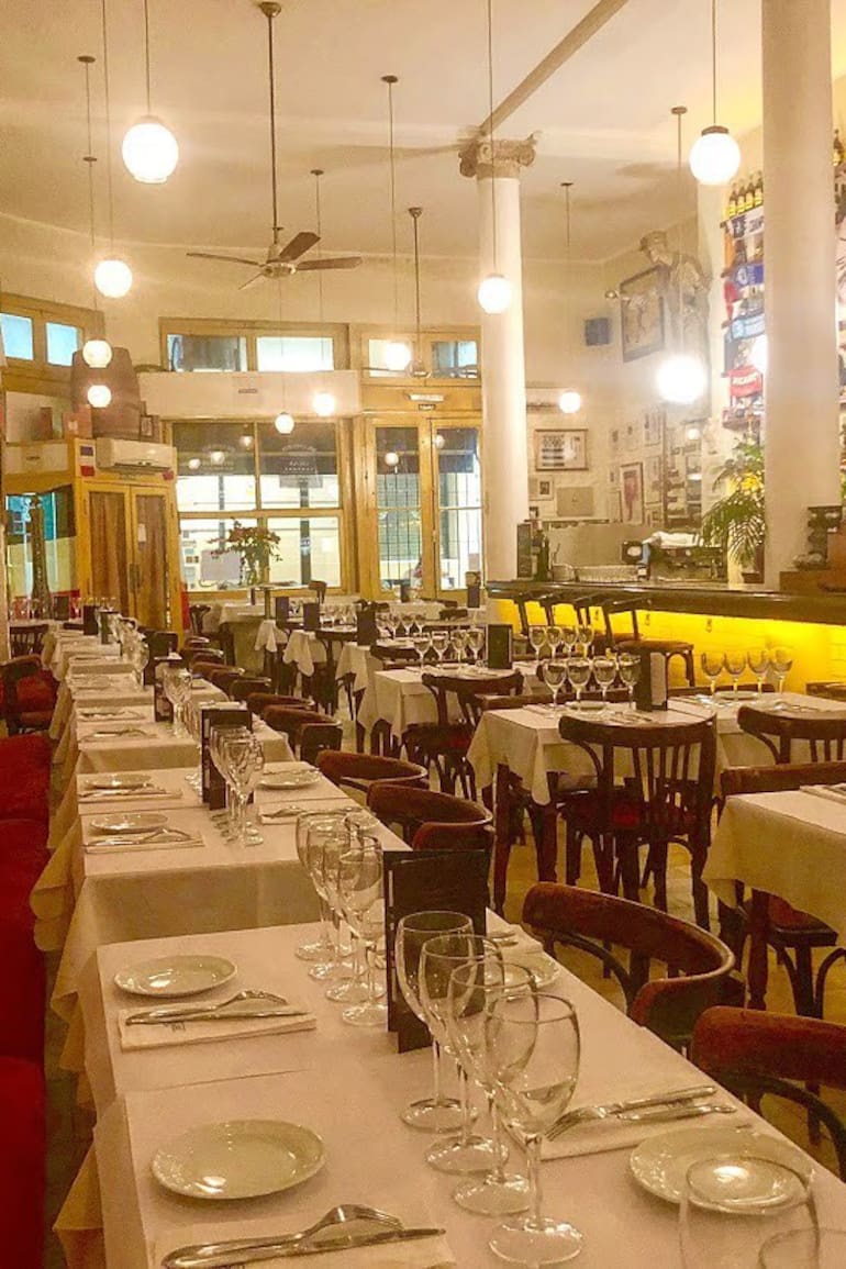 A minutos de abrir, el salón listo para recibir a los comensales