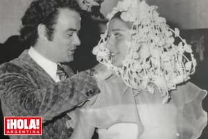 A minutos de entrar en la iglesia, el modisto arreglando detalles del vestido de Marcela Tinayre.