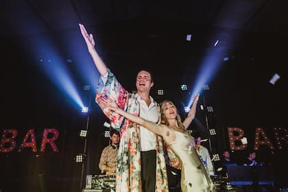 A mitad de la fiesta, los novios renovaron sus looks por unos más informales. Eugenio cambió su saco por un kimono y Luli se puso un vestido lencero de Zara.