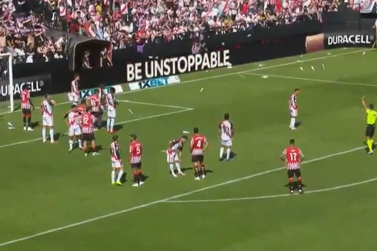 A modo de protesta, los hinchas del Rayo Vallecano arrojaron avioncitos de papel al campo de juego en el primer tiempo del partido ante Athletic Bilbao que debió ser suspendido