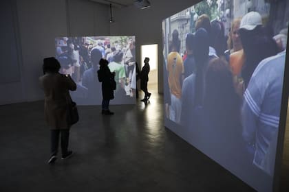 A Needle Woman, videoinstalación que registra performances de Kimsooja en distintas ciudades del mundo