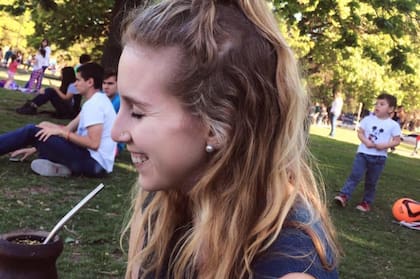 A Nicole le gusta disfrutar del mate con amigos o salir a recorrer la ciudad, elegir un buen café y sentarse sola con un buen libro.
