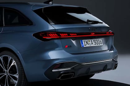 A nivel diseño exterior, la silueta es más redondeada y curvada, la parrilla es más plana y ancha y cuenta con una nueva banda luminosa.