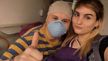 A nivel médico, para llegar al trasplante tuvo que pasar por tres internaciones de una semana cada una donde le aplicaron una quimioterapia mucho más fuerte que la del protocolo de los seis meses.
