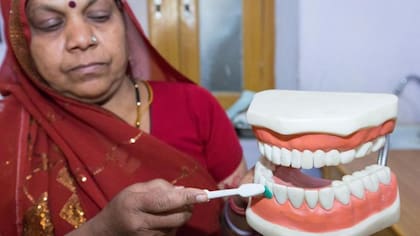 A no ser que hayas recibido instrucciones de un profesional en el campo de la salud dental, es probable que no tengas la técnica de cepillado óptima