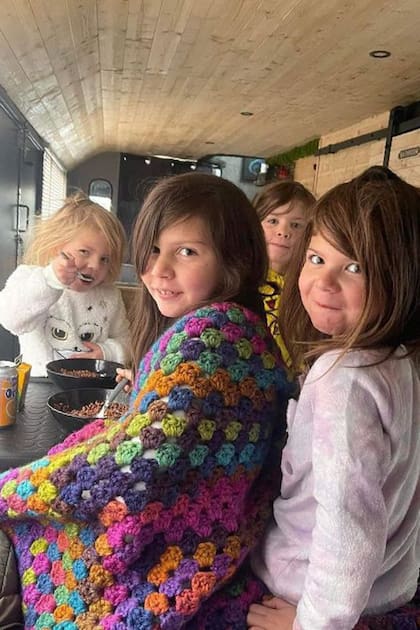 “A nuestras hijas les encanta este tipo de vida, siguen yendo al colegio y teniendo a sus amigos de siempre y todos están encantados con ellas: son como celebridades locales”.