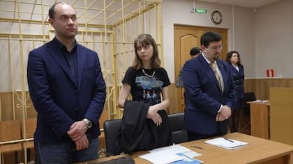 A Olesya sólo le permiten salir de caa para asistir a la corte